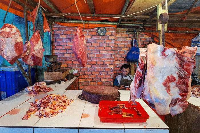 Pedagang daging sapi saat menunggu pembeli di pasar Kebayoran Lama, Jakarta Selatan, Kamis (23/3/2023).