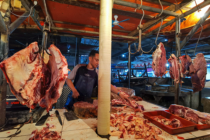 Pedagang daging sapi saat menunggu pembeli di pasar Kebayoran Lama, Jakarta Selatan, Kamis (23/3/2023).