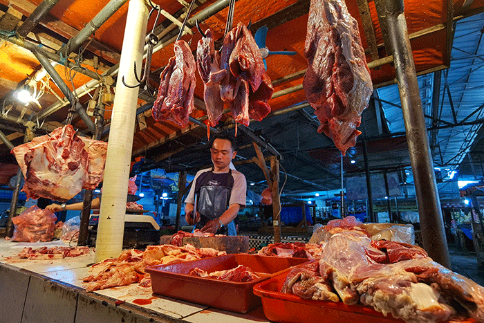 Pedagang daging sapi saat menunggu pembeli di pasar Kebayoran Lama, Jakarta Selatan, Kamis (23/3/2023).