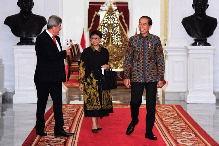 Presiden Joko Widodo menerima Duta Besar Palestina untuk Indonesia, Zuhair Al-Shun, di Istana Merdeka, Jakarta, Jumat (24/3/2023).
