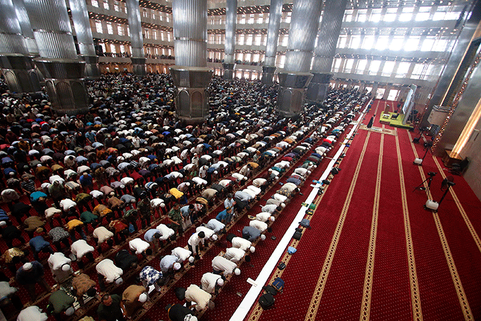 Umat Islam melaksanakan Salat Jumat pertama pada Ramadhan 1444 Hijriyah di Masjid Istiqlal, Jakarta, Jumat (24/3/2023).