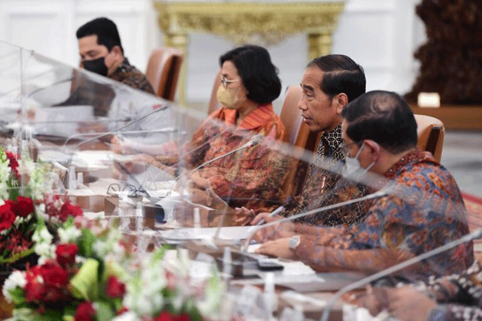 Presiden Joko Widodo saat memimpin rapat internal di Istana Merdeka, Jakarta, Jumat (24/3/2023).
