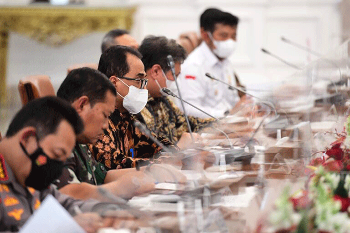 Presiden Joko Widodo saat memimpin rapat internal di Istana Merdeka, Jakarta, Jumat (24/3/2023).