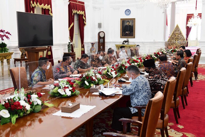 Presiden Joko Widodo saat memimpin rapat internal di Istana Merdeka, Jakarta, Jumat (24/3/2023).