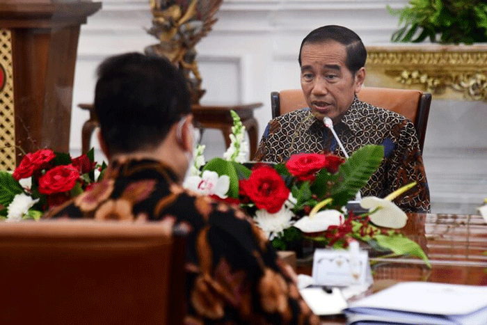 Presiden Joko Widodo saat memimpin rapat internal di Istana Merdeka, Jakarta, Jumat (24/3/2023).