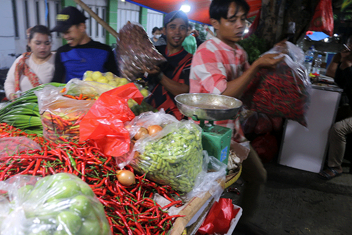Pedagang melayani pembeli di kawasan pasar tradisional Kemayoran, Jakarta, Sabtu (25/3/2023).