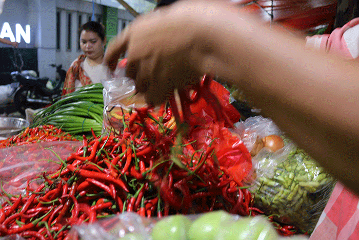 Pedagang melayani pembeli di kawasan pasar tradisional Kemayoran, Jakarta, Sabtu (25/3/2023).