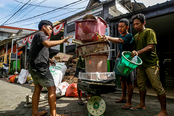 Suasana penimbangan sampah di Bank Sampah Mitra Pegadaian di Jalan Asoka, Makassar, Senin (27/3/2023).