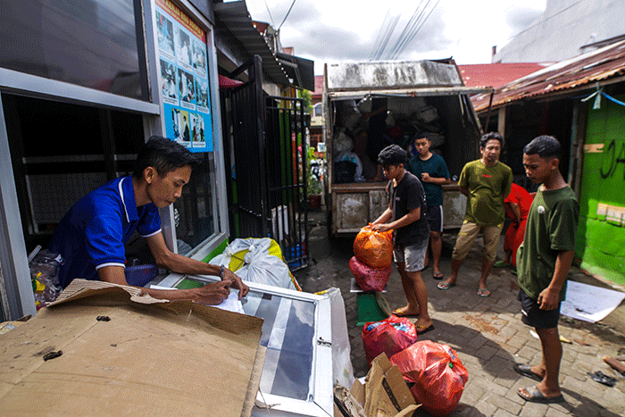 Suasana penimbangan sampah di Bank Sampah Mitra Pegadaian di Jalan Asoka, Makassar, Senin (27/3/2023).