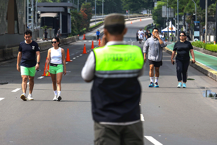 Warga berolahraga saat berlangsungnya Hari Bebas Kendaraan Bermotor (HBKB) atau Car Free Day (CFD) di kawasan Thamrin, Jakarta Pusat, Minggu (26/3/2023).
