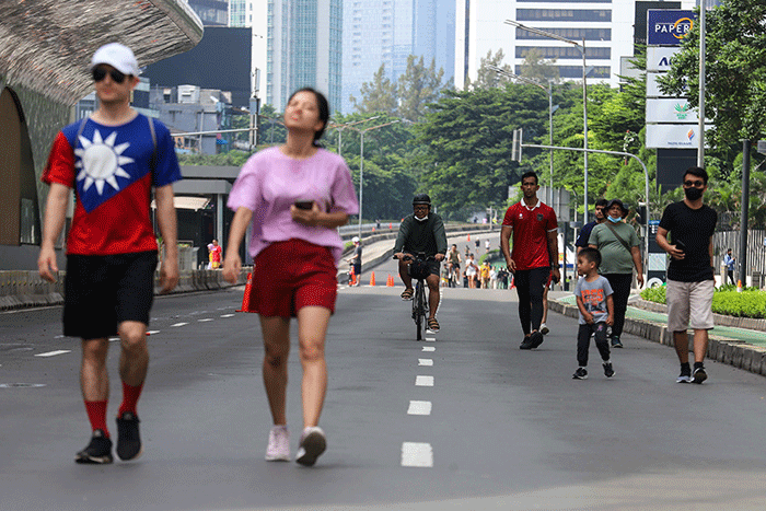 Warga berolahraga saat berlangsungnya Hari Bebas Kendaraan Bermotor (HBKB) atau Car Free Day (CFD) di kawasan Thamrin, Jakarta Pusat, Minggu (26/3/2023).