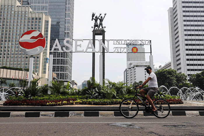 Warga berolahraga saat berlangsungnya Hari Bebas Kendaraan Bermotor (HBKB) atau Car Free Day (CFD) di kawasan Thamrin, Jakarta Pusat, Minggu (26/3/2023).