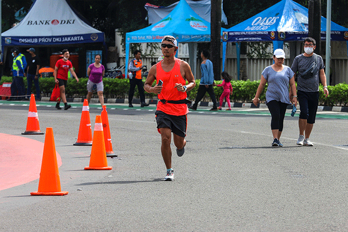 Warga berolahraga saat berlangsungnya Hari Bebas Kendaraan Bermotor (HBKB) atau Car Free Day (CFD) di kawasan Thamrin, Jakarta Pusat, Minggu (26/3/2023).