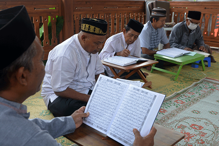 Sekitar 130 santri lanjut usia (lansia) mengikuti kegiatan di Pesantren Lansia Roodhiyatam Mardhiyyah.
