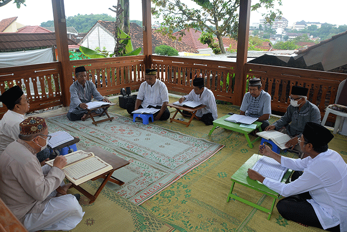 Sekitar 130 santri lanjut usia (lansia) mengikuti kegiatan di Pesantren Lansia Roodhiyatam Mardhiyyah.