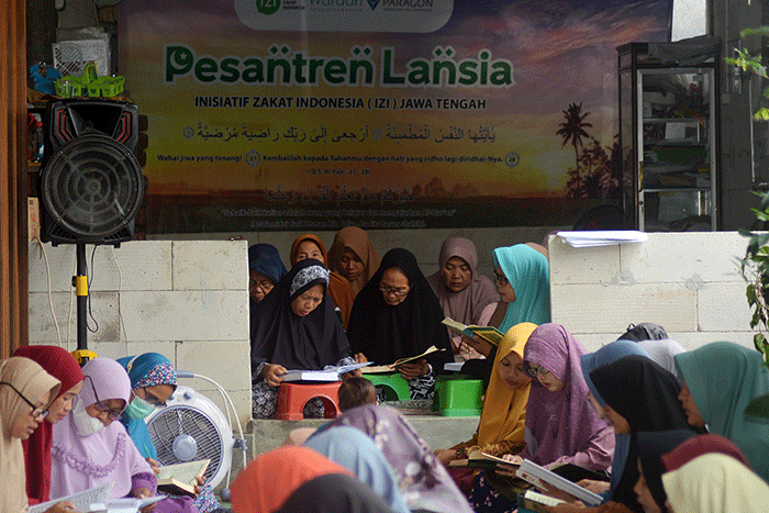 Sekitar 130 santri lanjut usia (lansia) mengikuti kegiatan di Pesantren Lansia Roodhiyatam Mardhiyyah.