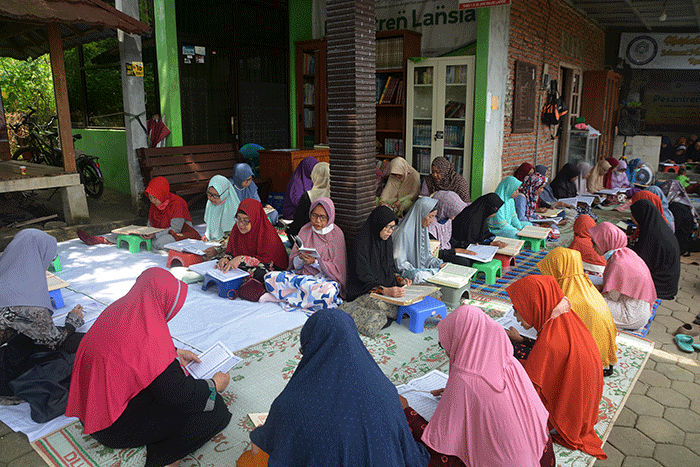 Sekitar 130 santri lanjut usia (lansia) mengikuti kegiatan di Pesantren Lansia Roodhiyatam Mardhiyyah.