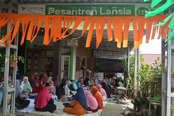 Sekitar 130 santri lanjut usia (lansia) mengikuti kegiatan di Pesantren Lansia Roodhiyatam Mardhiyyah.