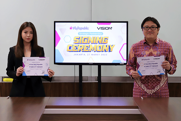 Managing Director Vision+ Clarissa Tanoesoedibjo (kiri) bersama CFO MyRepublic Edric Kurniadi (kanan) melakukan penandatangan kerja sama.