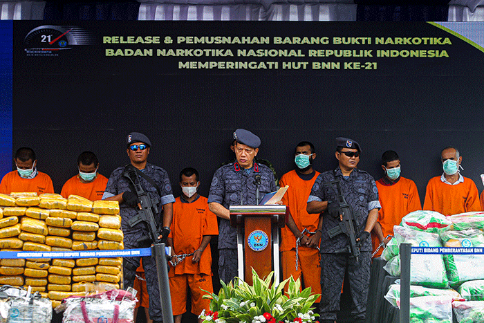 Petugas BNN RI memasukan barang bukti narkotika ganja dan sabu untuk dimusnahkan di Kantor BNN RI, Cawang, Jakarta Timur, Selasa (28/3/2023).