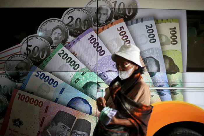 Warga menukarkan uang tunai baru di layanan kas keliling Bank Indonesia di Pasar Pramuka, Jakarta, Senin (27/3/2023).