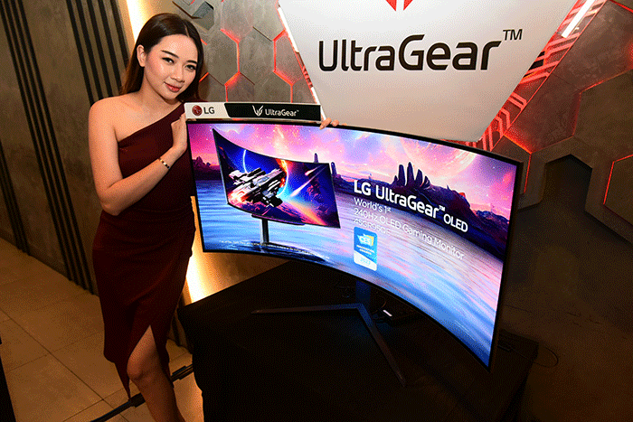 Model mencoba Monitor Gaming OLED LG di Jakarta, Senin (27/3/2023).