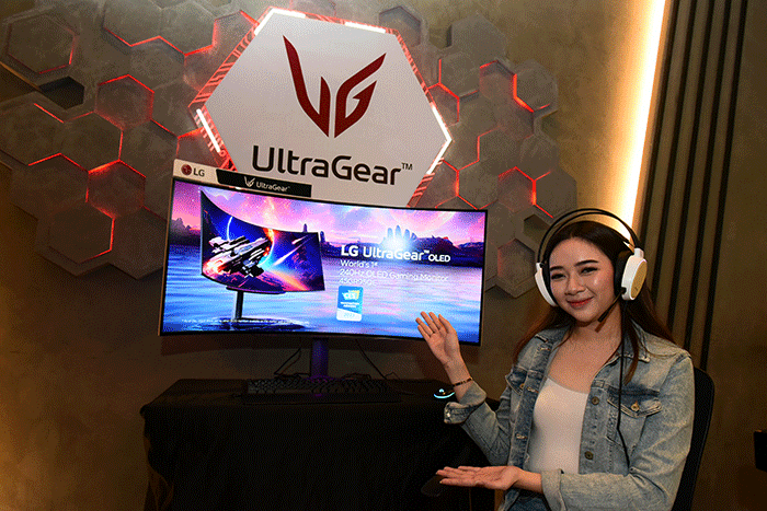 Model mencoba Monitor Gaming OLED LG di Jakarta, Senin (27/3/2023).