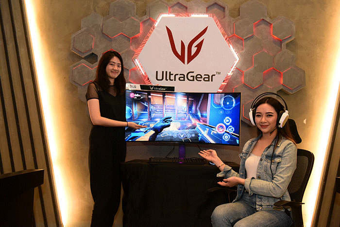 Model mencoba Monitor Gaming OLED LG di Jakarta, Senin (27/3/2023).