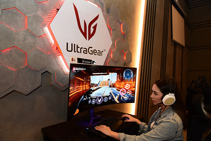 Model mencoba Monitor Gaming OLED LG di Jakarta, Senin (27/3/2023).