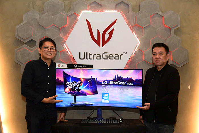 Model mencoba Monitor Gaming OLED LG di Jakarta, Senin (27/3/2023).