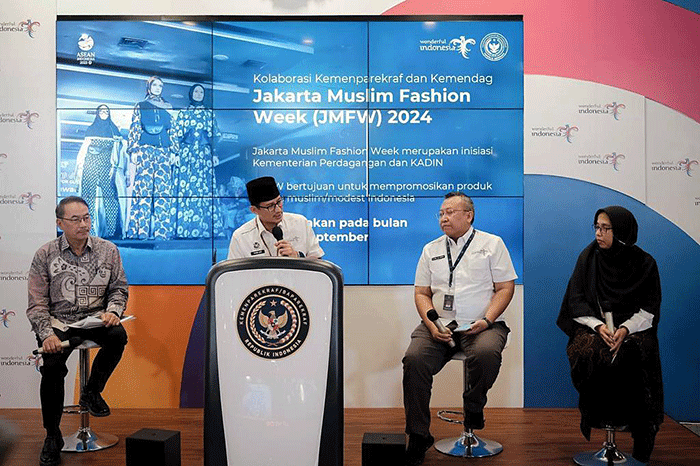 Menparekraf Sandiaga Uno memberikan paparannya dalam acara 