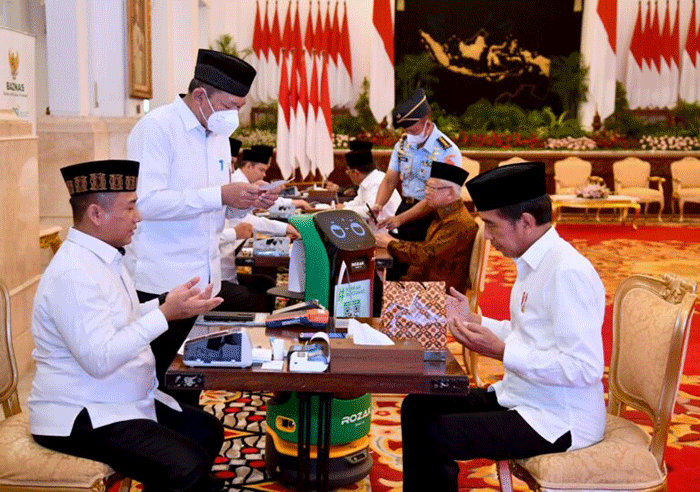Presiden Joko Widodo menyerahkan zakat kepada Badan Amil Zakat Nasional (Baznas) di Istana Negara Jakarta, Selasa (28/3/2023).
