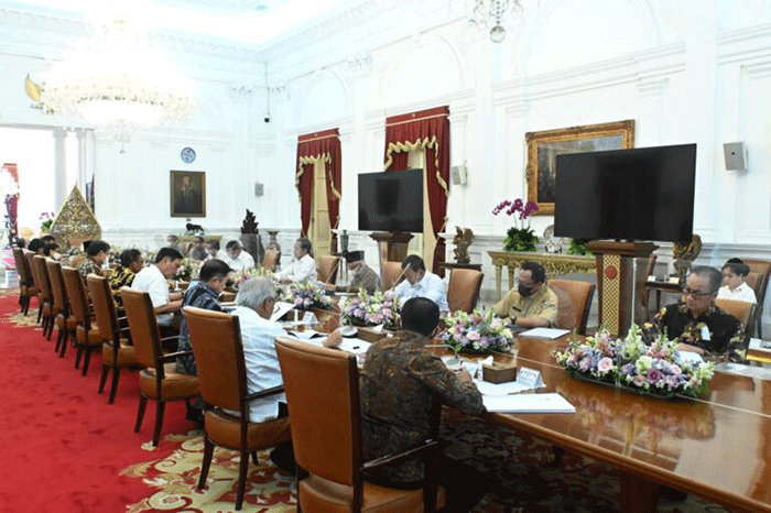 Presiden Joko Widodo menggelar rapat terbatas dengan sejumlah menteri Kabinet Indonesia Maju di Istana Merdeka Jakarta, Selasa (28/3/2023).