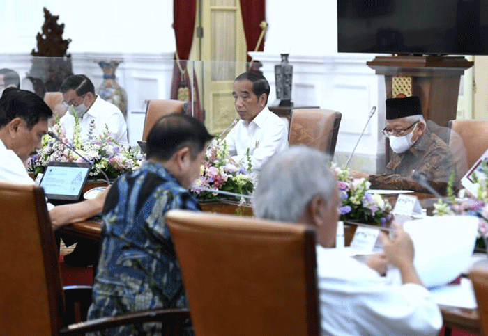 Presiden Joko Widodo menggelar rapat terbatas dengan sejumlah menteri Kabinet Indonesia Maju di Istana Merdeka Jakarta, Selasa (28/3/2023).