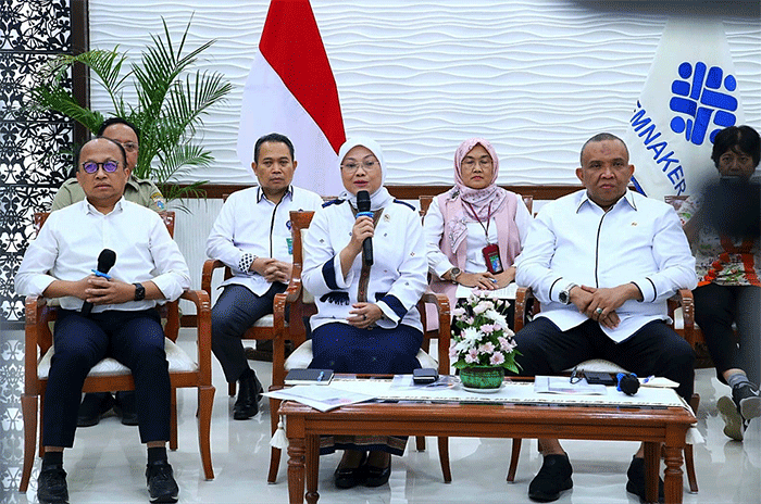 Menteri Ketenagakerjaan Ida Fauziyah memberikan keterangan saat Konferensi Pers Kebijakan Pembayaran THR Keagamaan Tahun 2023 di Jakarta, Selasa (28/3/2023).
