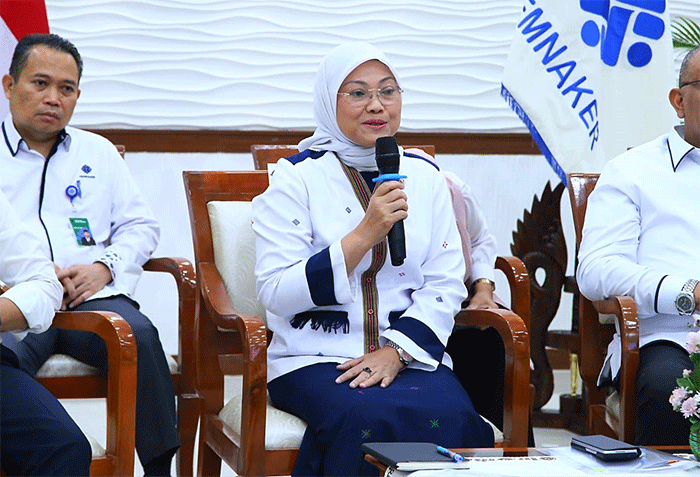 Menteri Ketenagakerjaan Ida Fauziyah memberikan keterangan saat Konferensi Pers Kebijakan Pembayaran THR Keagamaan Tahun 2023 di Jakarta, Selasa (28/3/2023).