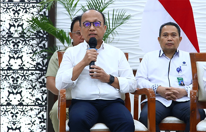 Menteri Ketenagakerjaan Ida Fauziyah memberikan keterangan saat Konferensi Pers Kebijakan Pembayaran THR Keagamaan Tahun 2023 di Jakarta, Selasa (28/3/2023).