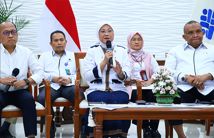 Menteri Ketenagakerjaan Ida Fauziyah memberikan keterangan saat Konferensi Pers Kebijakan Pembayaran THR Keagamaan Tahun 2023 di Jakarta, Selasa (28/3/2023).