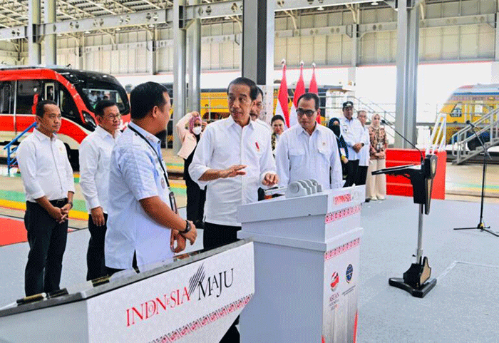 Presiden Joko Widodo meresmikan pengoperasian jalur kereta api lintas Makassar-Parepare antar Maros-Barru dan Depo Kereta Api Maros di Depo Kereta Api Maros.
