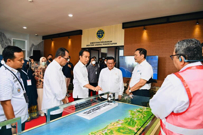 Presiden Joko Widodo meresmikan pengoperasian jalur kereta api lintas Makassar-Parepare antar Maros-Barru dan Depo Kereta Api Maros di Depo Kereta Api Maros.