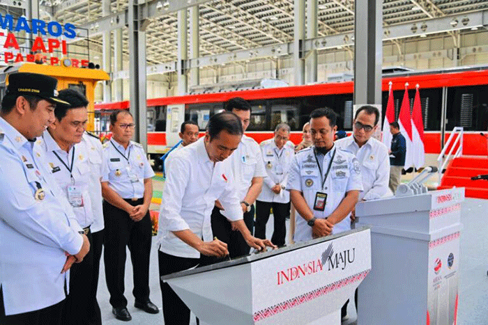 Presiden Joko Widodo meresmikan pengoperasian jalur kereta api lintas Makassar-Parepare antar Maros-Barru dan Depo Kereta Api Maros di Depo Kereta Api Maros.
