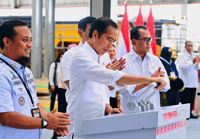 Presiden Joko Widodo meresmikan pengoperasian jalur kereta api lintas Makassar-Parepare antar Maros-Barru dan Depo Kereta Api Maros di Depo Kereta Api Maros.