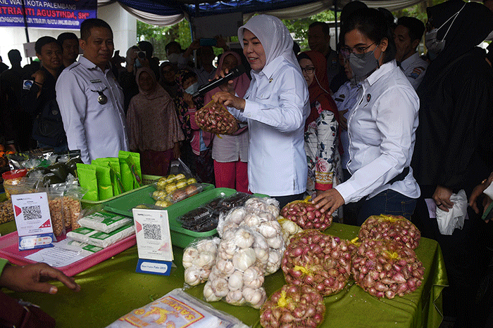 Warga Membayar belanjaan di Pasar Ramadan Digital dengan QRIS di halaman Kantor Camat Ilir Timur I Palembang, Rabu (29/3/2023).