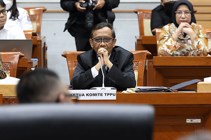 Ketua Komite TPPU sekaligus Menkopolhukam Mahfud MD memberikan ancungkan jempol saat mengikuti Rapat Dengar Pendapat (RDP) dengan Komisi III DPR.