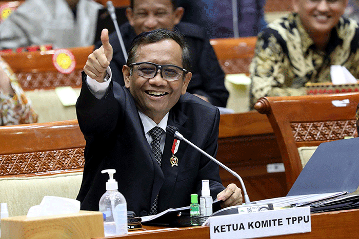 Ketua Komite TPPU sekaligus Menkopolhukam Mahfud MD memberikan ancungkan jempol saat mengikuti Rapat Dengar Pendapat (RDP) dengan Komisi III DPR.