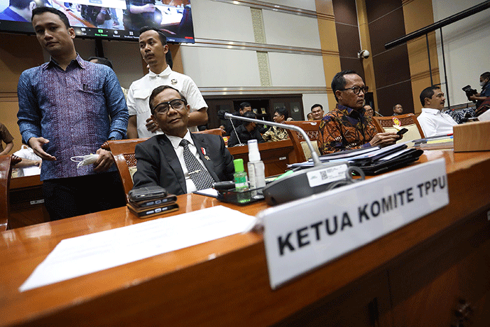 Ketua Komite TPPU sekaligus Menkopolhukam Mahfud MD memberikan ancungkan jempol saat mengikuti Rapat Dengar Pendapat (RDP) dengan Komisi III DPR.