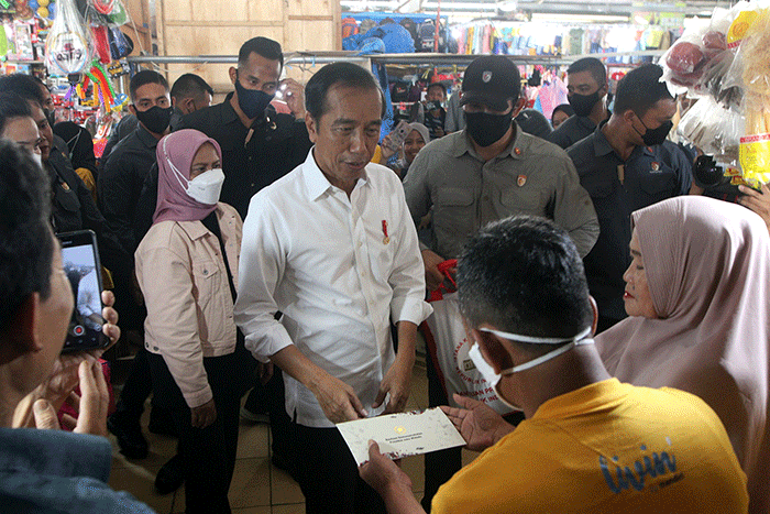 Presiden Joko Widodo (Jokowi) meninjau Pasar Tramo untuk mengecek harga kebutuhan bahan pokok di Kabupaten Maros, Sulawesi Selatan, Rabu (29/3/2023).