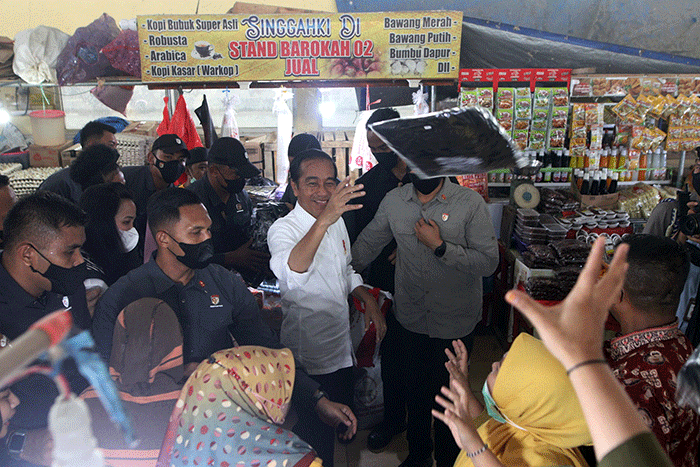 Presiden Joko Widodo (Jokowi) meninjau Pasar Tramo untuk mengecek harga kebutuhan bahan pokok di Kabupaten Maros, Sulawesi Selatan, Rabu (29/3/2023).