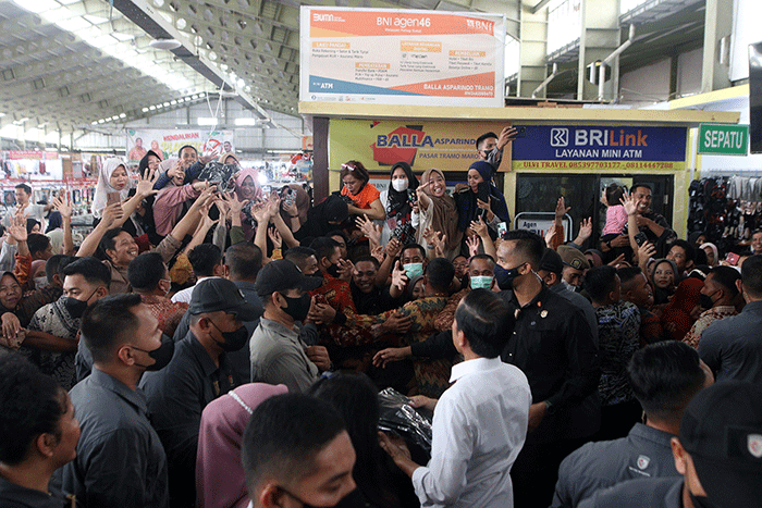 Presiden Joko Widodo (Jokowi) meninjau Pasar Tramo untuk mengecek harga kebutuhan bahan pokok di Kabupaten Maros, Sulawesi Selatan, Rabu (29/3/2023).
