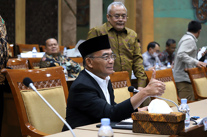 Plt. Menpora Muhadjir Effendy mengacungkan jempolnya ke arah wartawan sebelum rapat kerja bersama Komisi X DPR di kompleks Parlemen, Senayan, Jakarta.